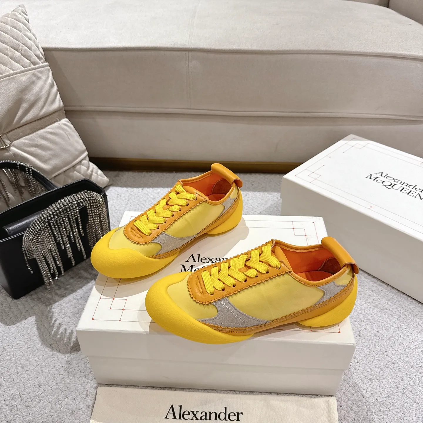 👟👟Ex-factory price 600👟👟 Men's size +10 2025 McQueen's new AIexanderMcQUEEN✅ The original quality has been certified! The original version is reproduced 1:1, and the latest lace-up casual shoes are released simultaneously. • McQueen logo • Round toe box • Lightweight segmented sole design, made of imported stretch breathable fabric + grained cowhide, soft inner lining and insole, comfortable for walking and not stuffy on the feet. Five colors: black/white·white·off-white·black/brown·yellow Fabric: grained cowhide + stretch fabric + cow suede Insole: imported sheepskin Women’s model: 35–40 (40 for women is not returnable) Men’s model: 39–45 (45 for men is not returnable)